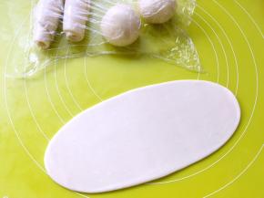 取一份松弛好的面团，用擀面杖擀成长条，长度比手掌长一点点，擀的时候力度要轻，从中间开始，向前向后一点点擀开