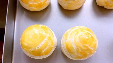 入烤箱烤30分钟，出炉凉透，刚烤好的蛋黄酥比较软，凉透就好啦