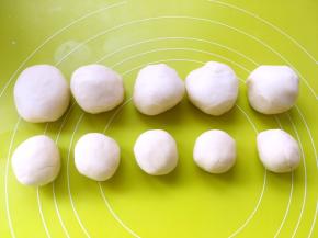 将两份面团分别分成5等份