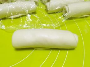 之后将面团卷起来，盖保鲜膜松弛15分钟