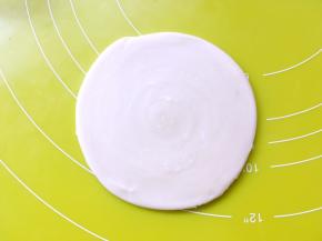 切口面朝下，用擀面杖擀成圆片，擀的时候注意螺纹的中心点要保持在中间