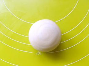 收口朝下，整理好蛋黄酥的外形，螺纹的中心要在蛋黄酥的顶部