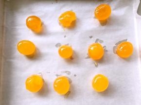 烤箱预热170度，将腌好的咸蛋黄放在烤盘内入烤箱烤5、6分钟，出炉凉透