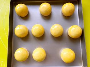 烤箱预热180度，用毛刷蘸一点蛋黄液，在蛋黄酥的表层刷上一层薄薄的蛋黄液