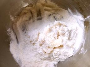 混合油酥皮材料，用手沾干粉抓捏均匀，之后揉成面团