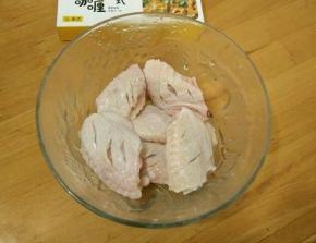 买回来的鸡翅中清洗干净，在两面各划上三刀，方便入味。
