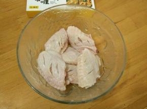 买回来的鸡翅中清洗干净，在两面各划上三刀，方便入味。