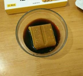 取两块咖喱，加入适量水和酱油。