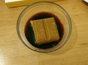 取两块咖喱，加入适量水和酱油。