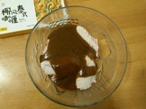凉凉后的咖喱倒进鸡翅碗里。