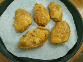 第二天把鸡翅拿出来，摆在垫好油纸的披萨盘里。