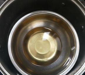 葵花籽油隔热水加热至70度左右。