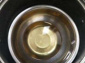 葵花籽油隔热水加热至70度左右。