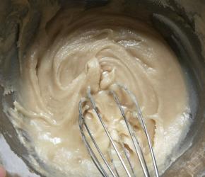 加入低筋面粉混合至无干粉无颗粒状态。