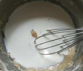 加入牛奶混合均匀。