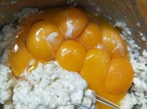 加入蛋黄混合均匀。