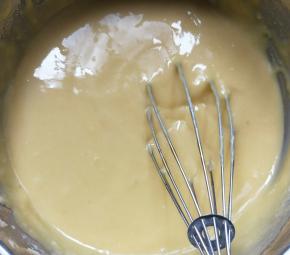 混合好的蛋黄糊的状态。