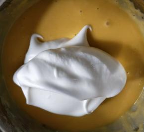 分三次将蛋白霜与蛋黄糊翻拌、切拌均匀。