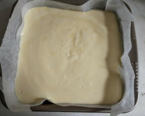 倒入垫有油纸的模具中。