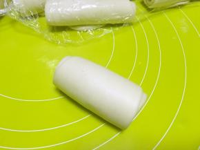 之后卷起来，盖保鲜膜松弛15分钟