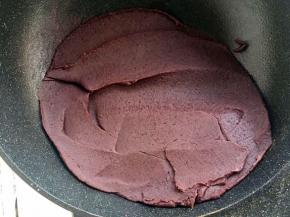 150克红豆泡一晚，用电饭锅煮熟，之后少加一点点水，用榨汁机打成豆沙，倒入不粘锅加25克玉米油，50克砂糖一起翻炒至豆沙浓稠，不粘刮棒即可