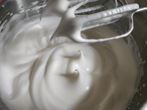 蛋清分三次加细砂糖打至小弯勾状态。