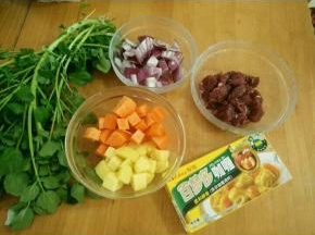 准备好食材。胡萝卜、洋葱、土豆以及牛肉分别切成小块。