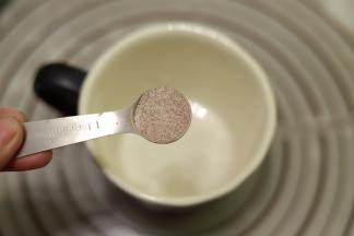 准备一勺咖啡粉