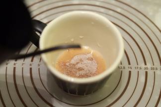 开水加入咖啡，搅拌均匀