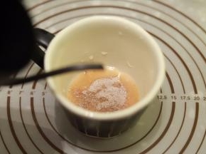 开水加入咖啡，搅拌均匀