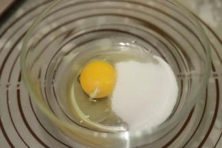 鸡蛋加糖搅拌至融化，加入放凉的咖啡液