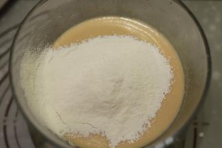 加入过筛的粉类搅拌至没有干粉