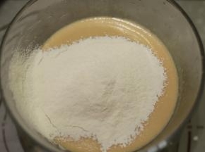 加入过筛的粉类搅拌至没有干粉