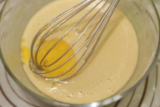 分次加入黄油，搅拌均匀