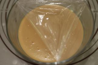 盖上保鲜膜放在冰箱冰藏半个小时