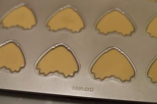 将冷藏好的面糊装入裱花袋，挤入学厨的爱心玛德琳模