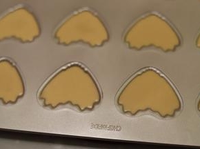 将冷藏好的面糊装入裱花袋，挤入学厨的爱心玛德琳模