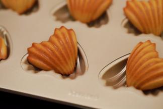 出炉后马上脱模放凉，放冰箱冷藏过夜，口感更佳