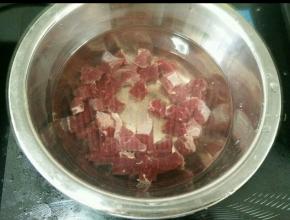 锅里放适量水，把牛肉放进去焯水后捞出。