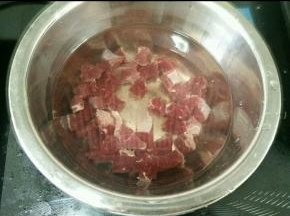 锅里放适量水，把牛肉放进去焯水后捞出。