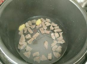 压力锅放入姜片和牛肉，再加少许盐5、料酒和水。压15分钟。