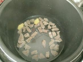 压力锅放入姜片和牛肉，再加少许盐5、料酒和水。压15分钟。