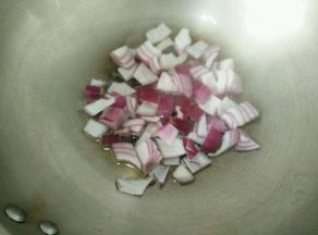 热锅凉油下洋葱，煸炒到洋葱变软透明。