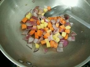 加入胡萝卜和土豆，煸炒片刻。