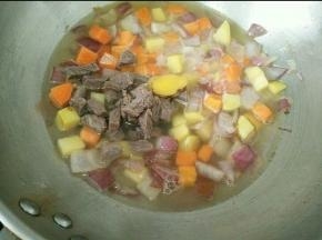 然后把压好的牛肉及汤汁倒入，焖到胡萝卜软烂。