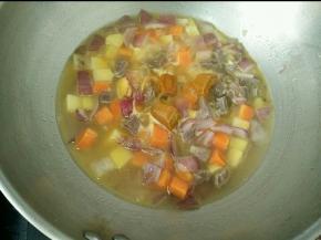 放入咖喱块，慢火煮融化。待汤汁浓稠时加入适量酱油和盐调味。