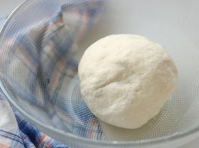 面团材料放在盆里，先用筷子搅成絮状，然后再用手揉成光滑面团，醒发半个小时。