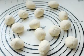 分成大约20克左右的小剂子，我分了14个，待会能做出14个饼来。