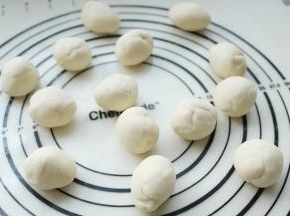 分成大约20克左右的小剂子，我分了14个，待会能做出14个饼来。