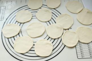 把面剂子擀开成饼状，不用擀太大，待会还要再次操作。